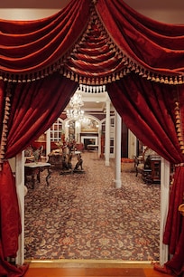 The lobby next to the breakfast area