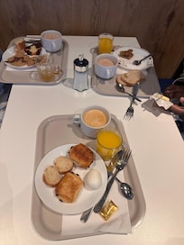 Le petit déjeuner à la terrasse