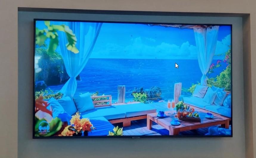 Na TV da confortável recepção principal espelhava essa tela.