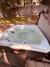 Hot tub w/ broken filter / top/ low water level / murky water- didn't use.