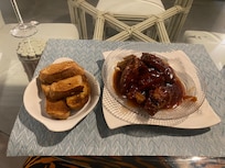 Garlic Bread and Chicken wings with tamarind and nutmeg sauce. This was the best dish I had at the Bay House. Chef Jason if you can use less scause had make wing more sticky!! It will be perfect. 7/10