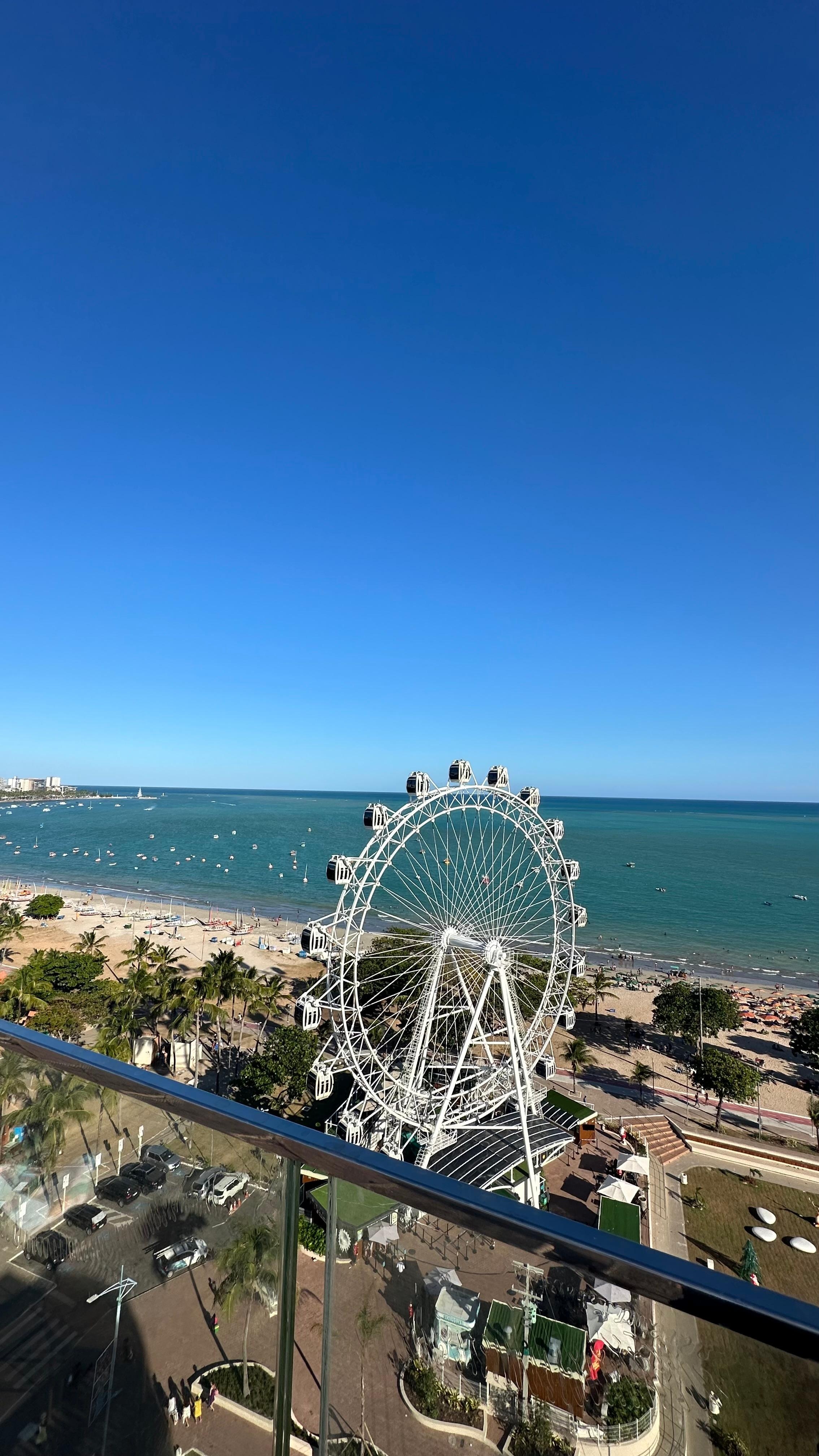 Vista da piscina na cobertura 