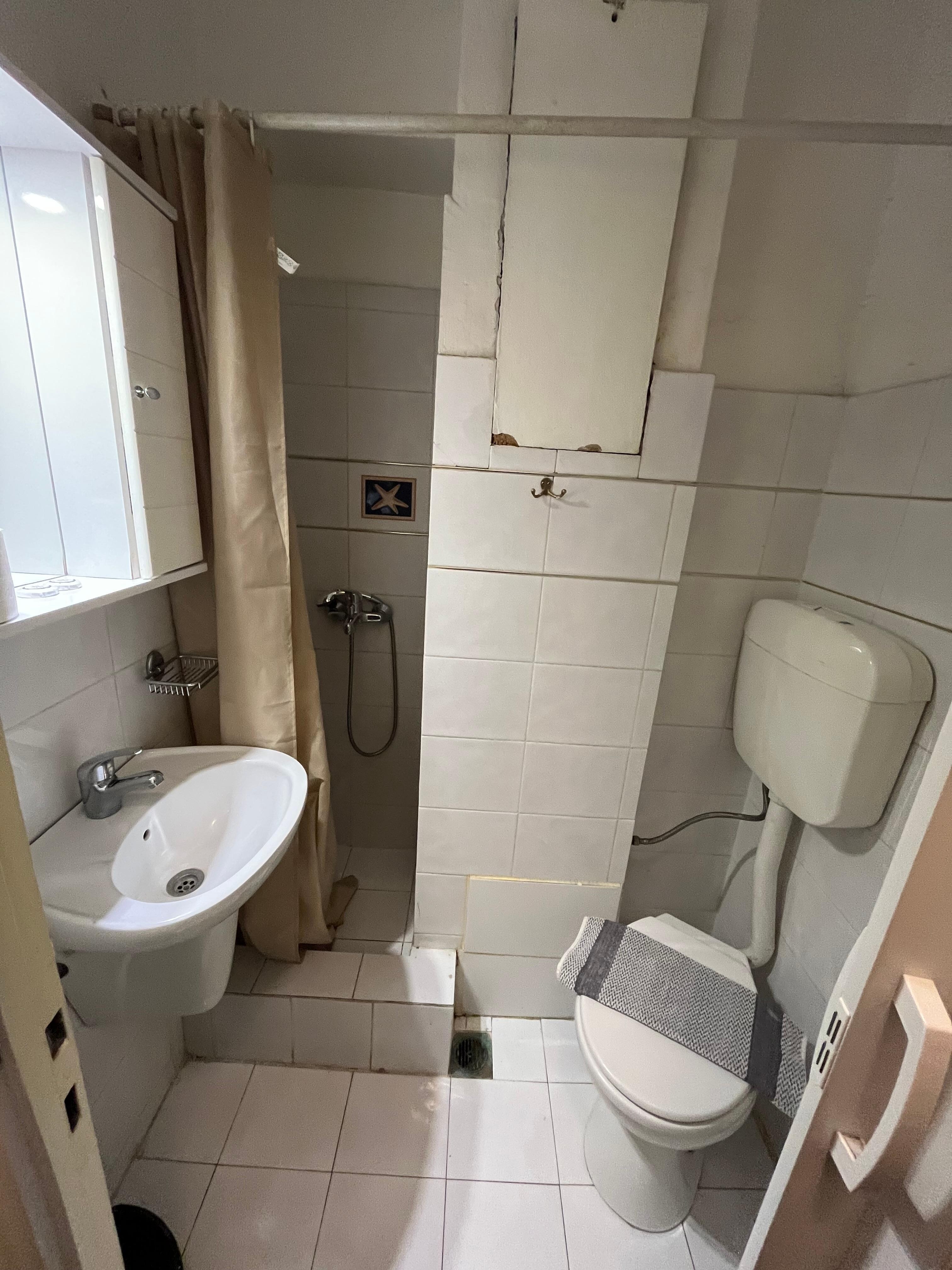 Douche étroite 