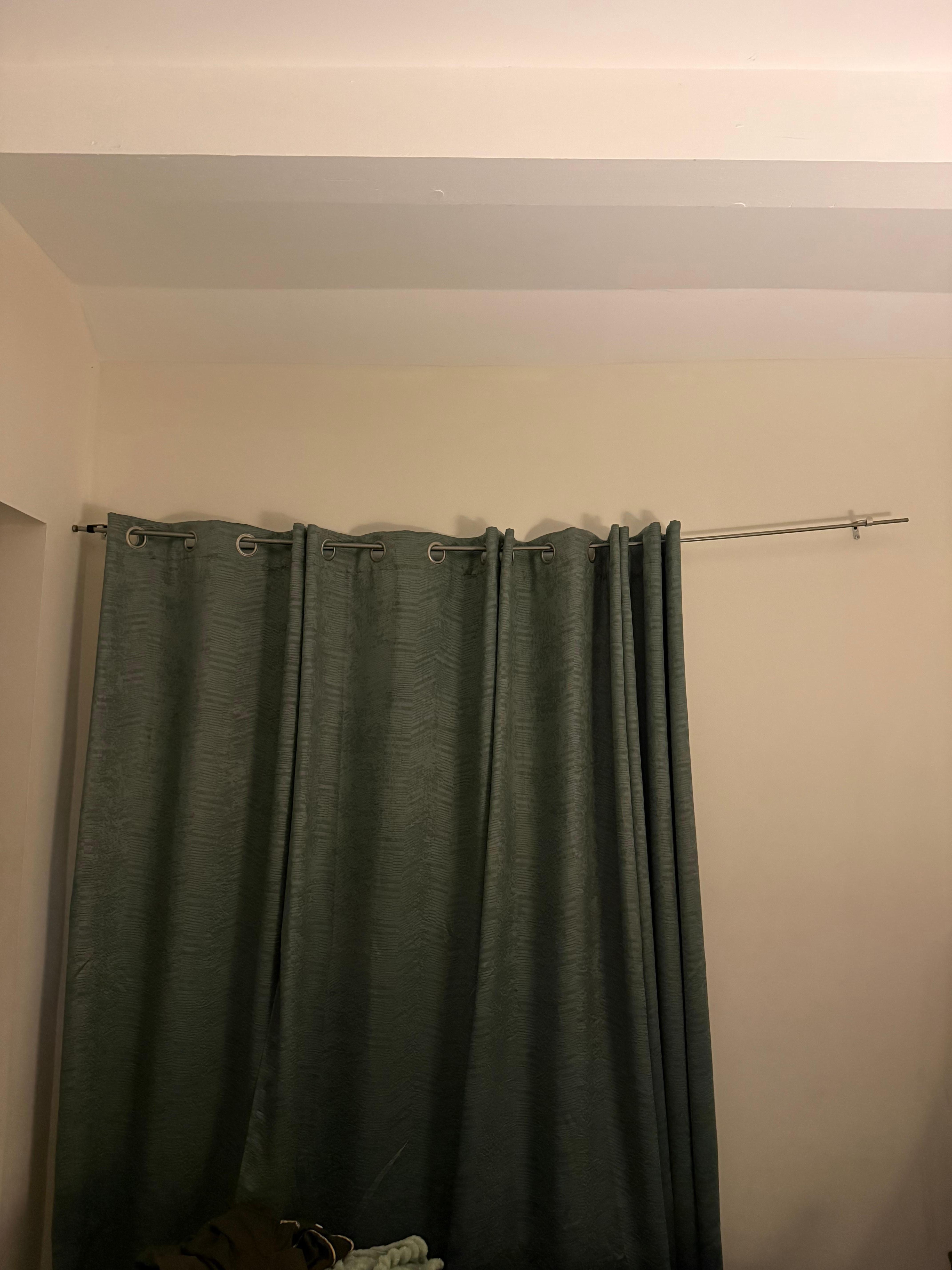 Damaged curtain rod; entire unit felt poorly maintained.