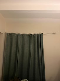 Damaged curtain rod; entire unit felt poorly maintained.