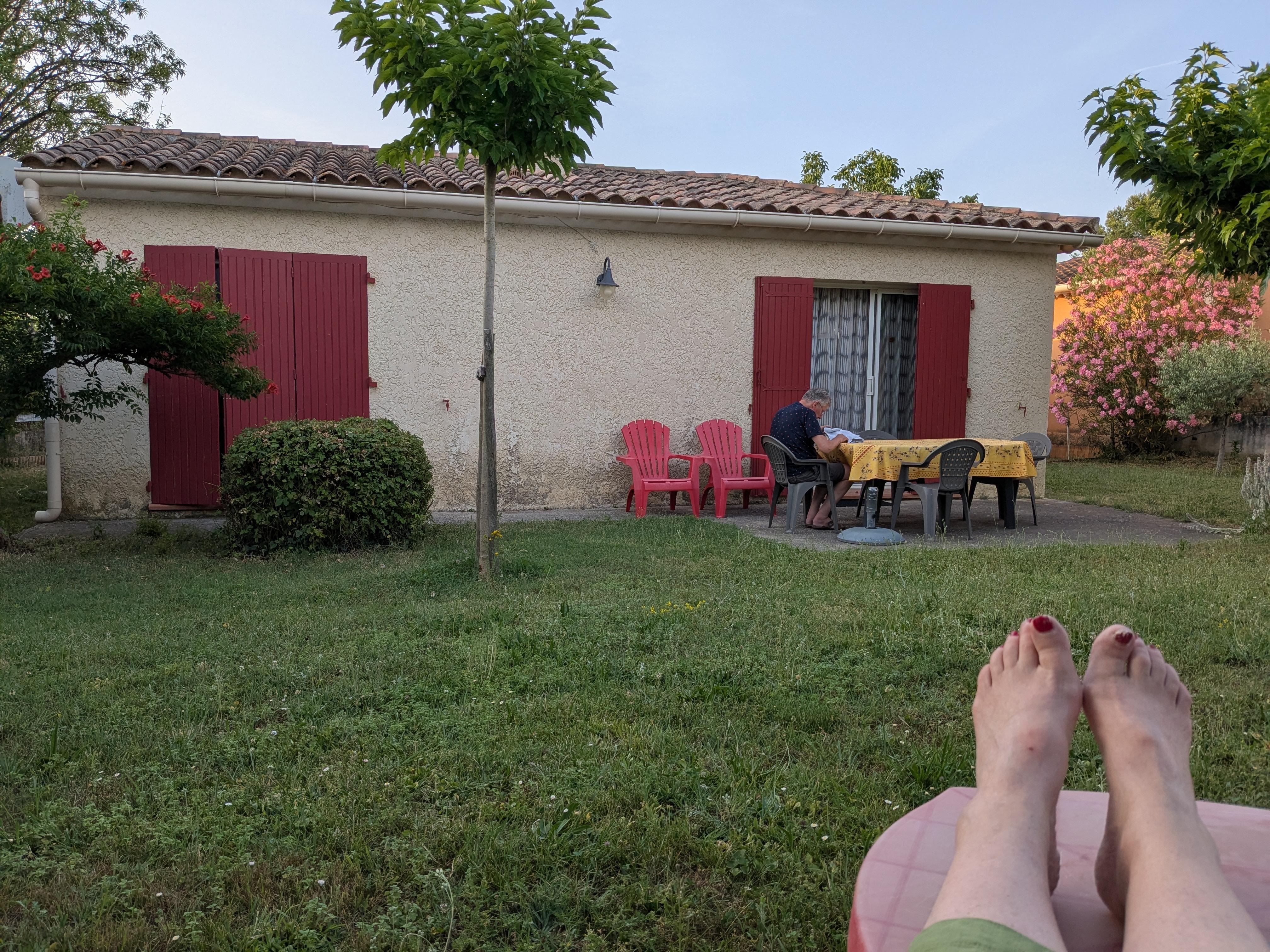 Genieten van een boek in de achtertuin 