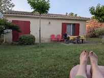 Genieten van een boek in de achtertuin