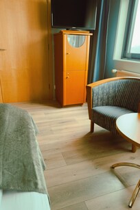 Det stod en TV med noen fÄ kanaler pÄ rommet.