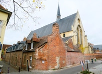 Kerk en ingang tot Groot Begijnhof tegenover B&B
