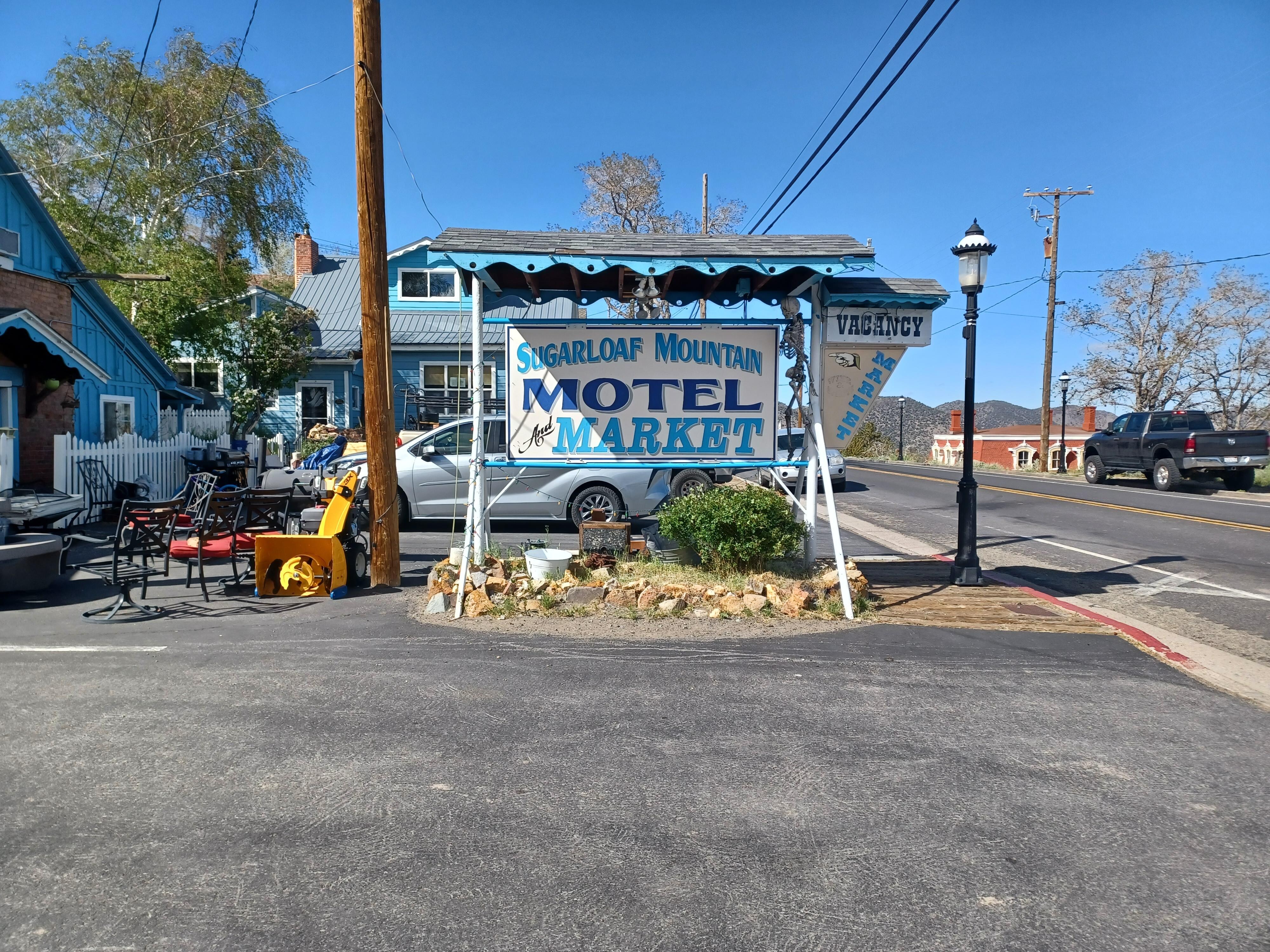 We've arrived! Cute and quaint looking motel. Hubby reminded me that it is "rural' and to think along the lines of that. 