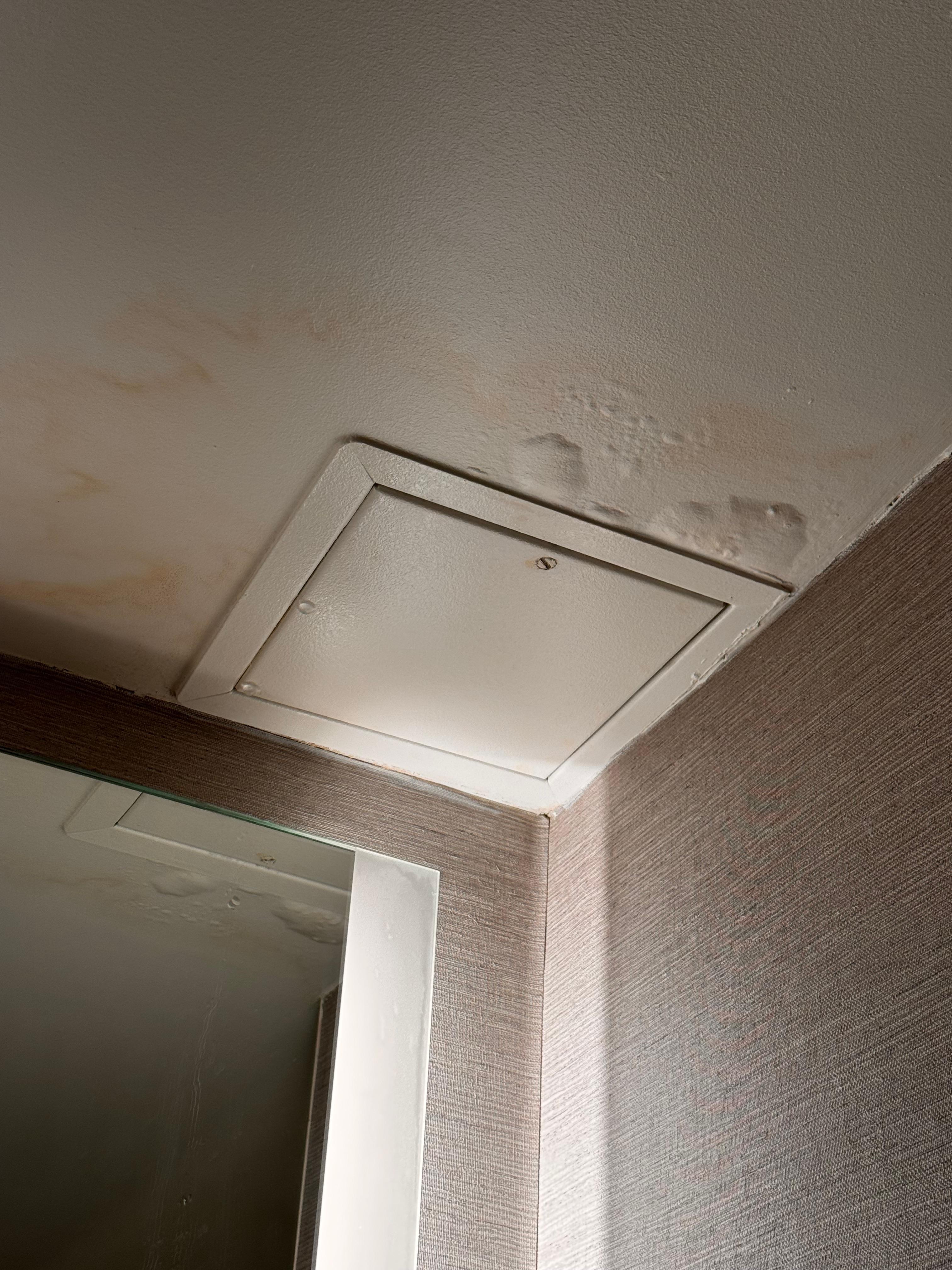 Banheiro com vazamento em cima da pia 