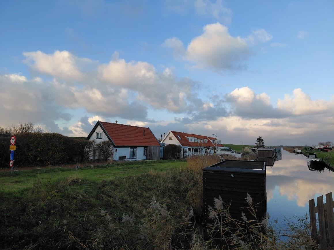 Ligging van het huisje langs het water. Het gaat om het tweede huisje op de foto