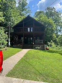 The cabin was better than described. Our host was Johnny on the spot for our every need.