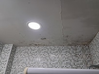 teto do banheiro com infiltrações.