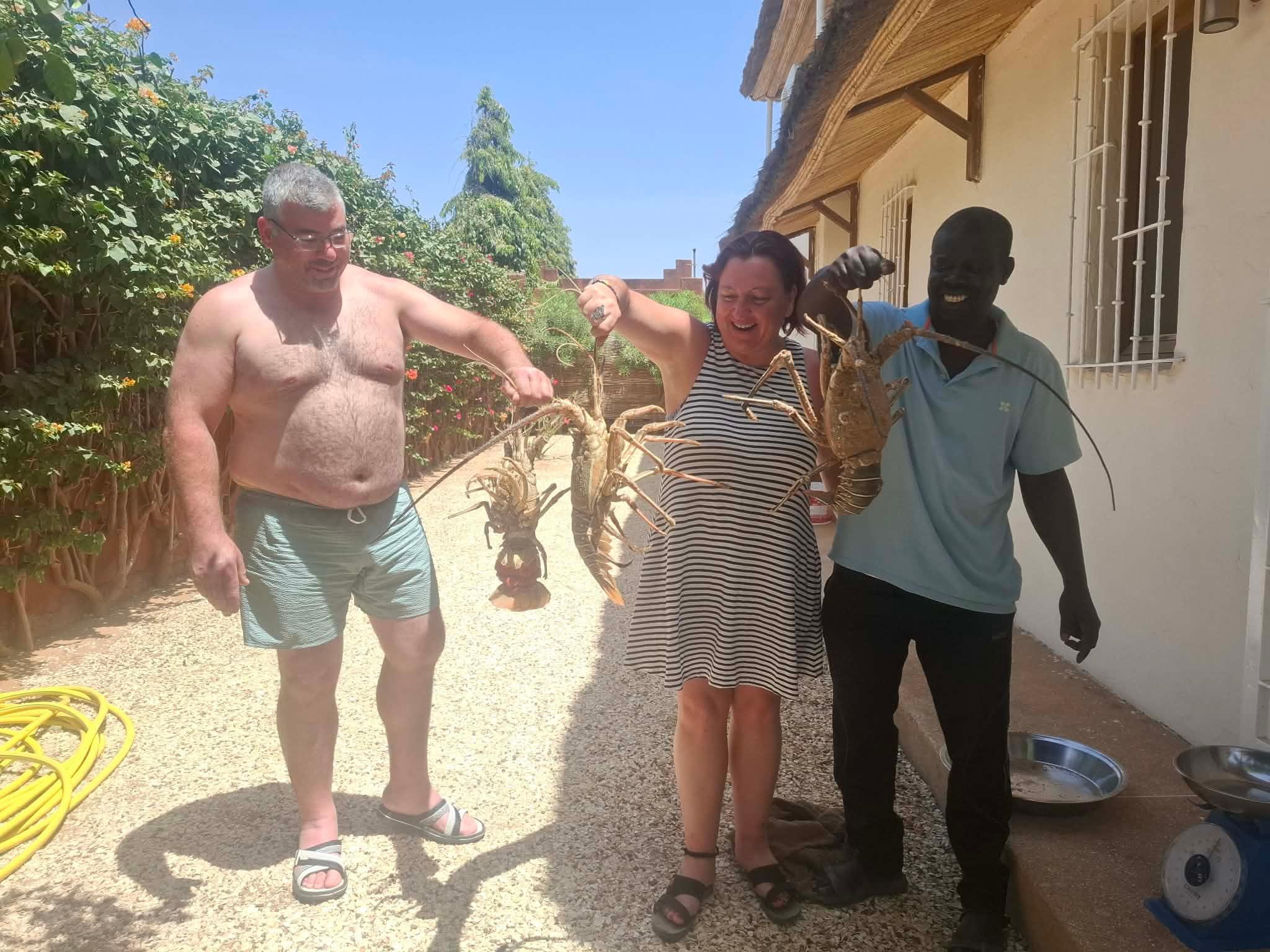 Halou vient nous montrer les langoustes qu'il a pêché pour nous!