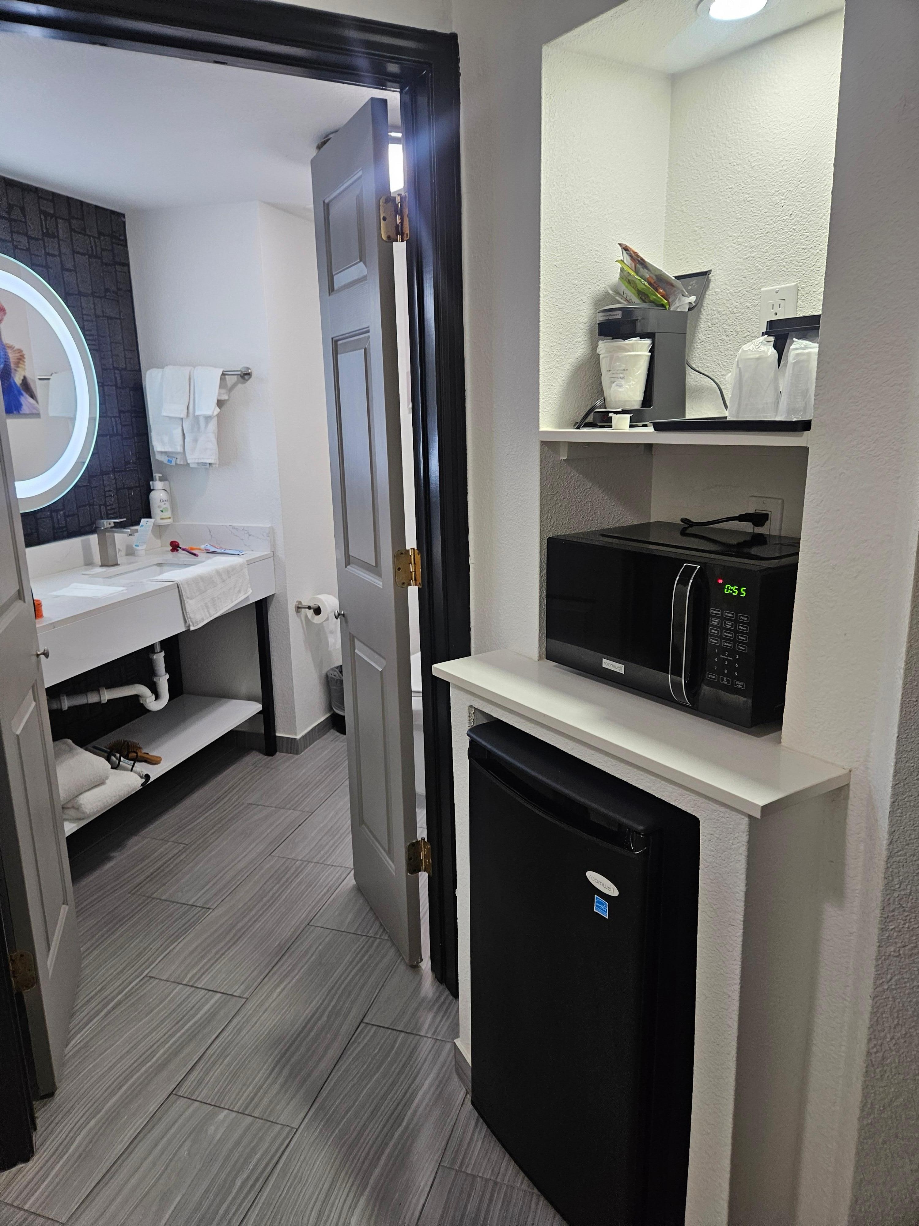 Baño con mini refrigerador y microondas 