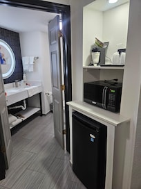 Baño con mini refrigerador y microondas