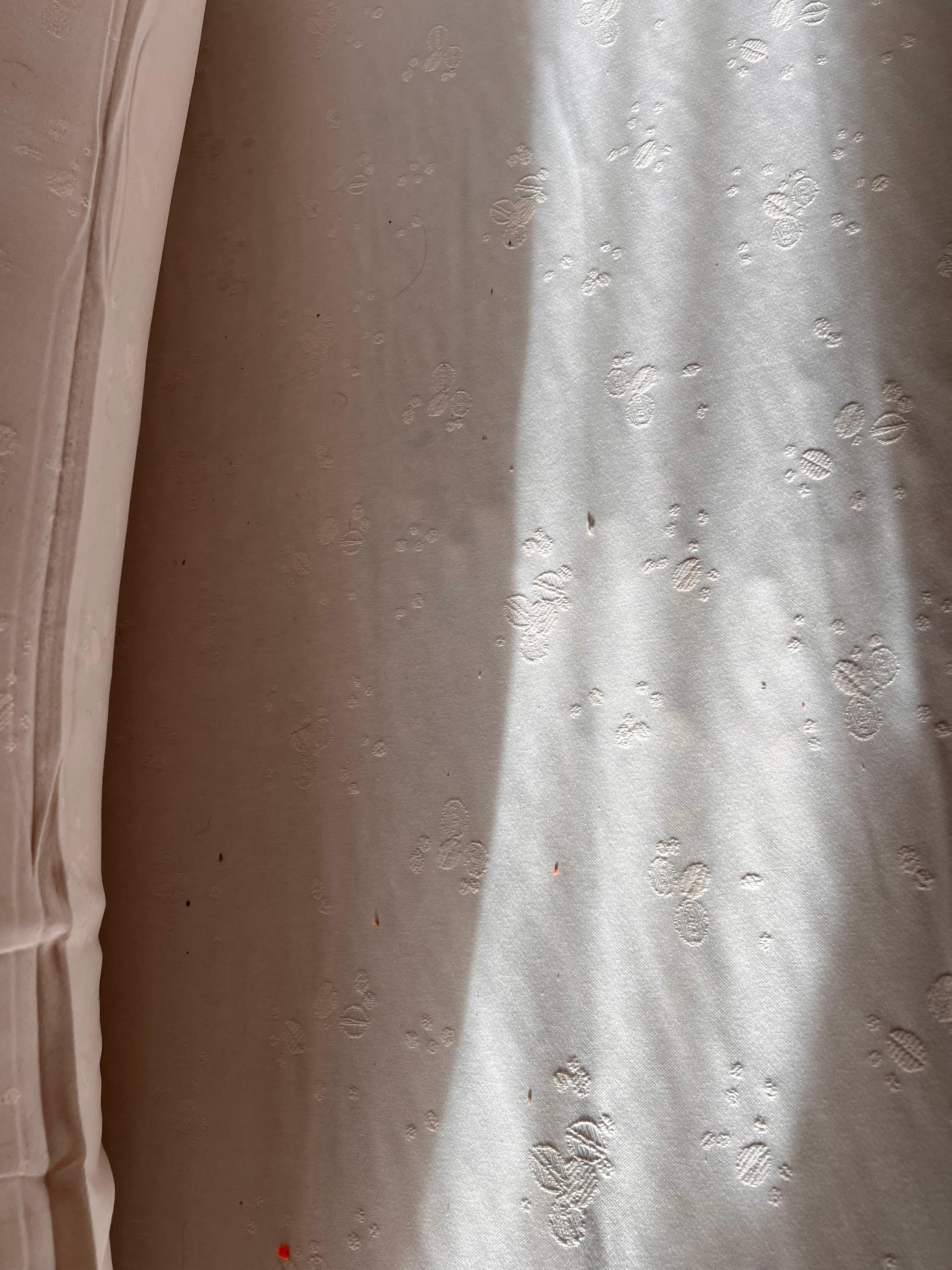 Essensreste, Haare  und Weiteres unter dem Topper auf der Matratze