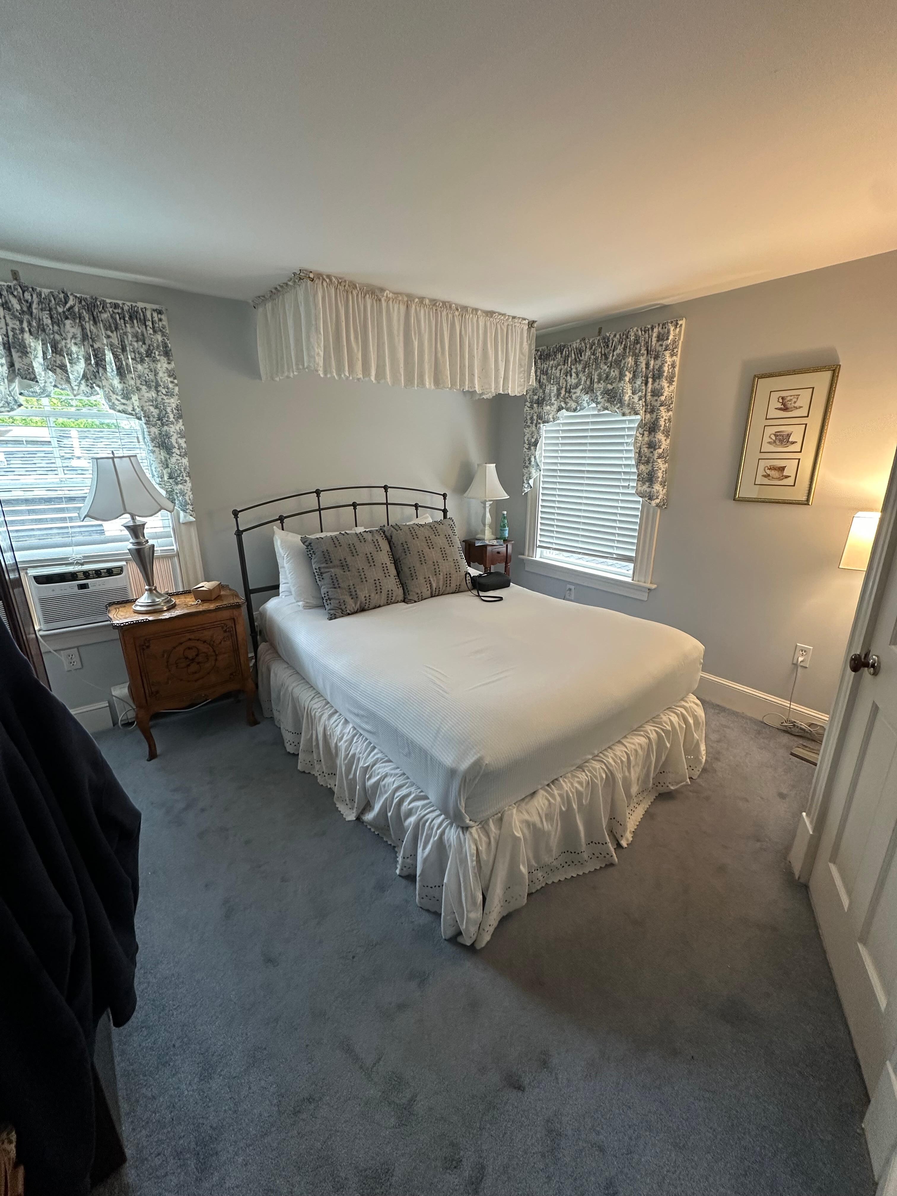 Cleveland queen bed