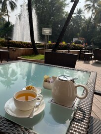 En kopp te vid fontänen.