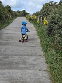 Der Weg zum Strand in Laufnähe. Gutes Stück über die großen Dünen