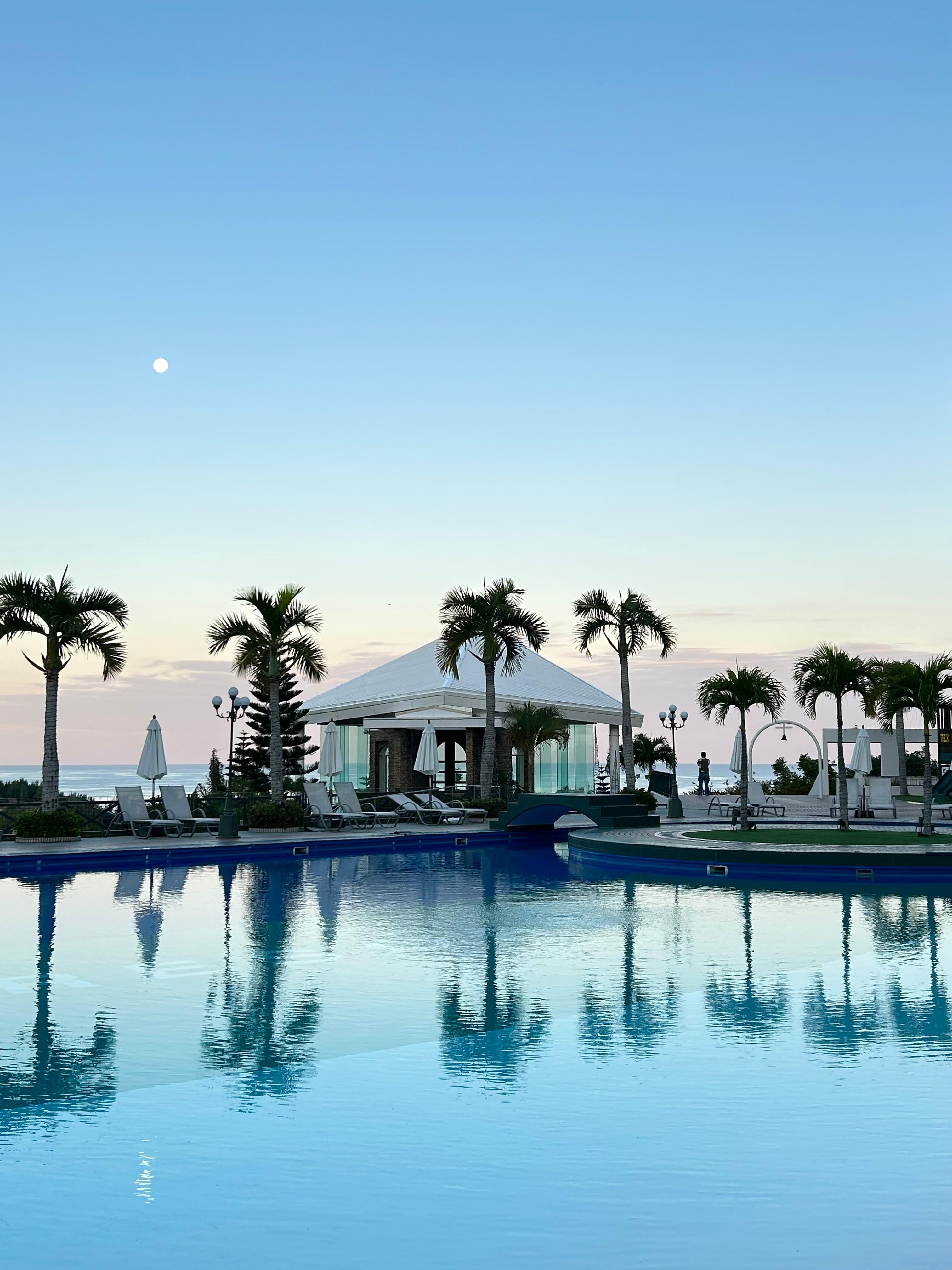 朝早く起きたら月がまだ見えました！とても素敵な風景だったので待ち受けにしました