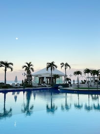 朝早く起きたら月がまだ見えました!とても素敵な風景だったので待ち受けにしました