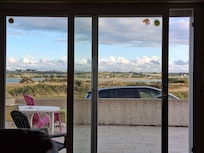 Blick aus dem Wohnzimmer in Richtung Bucht