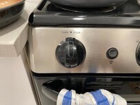 Yes, this is the dial to turn on and set the temperature of the oven!