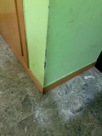 las paredes sucias y la pintura desconchada