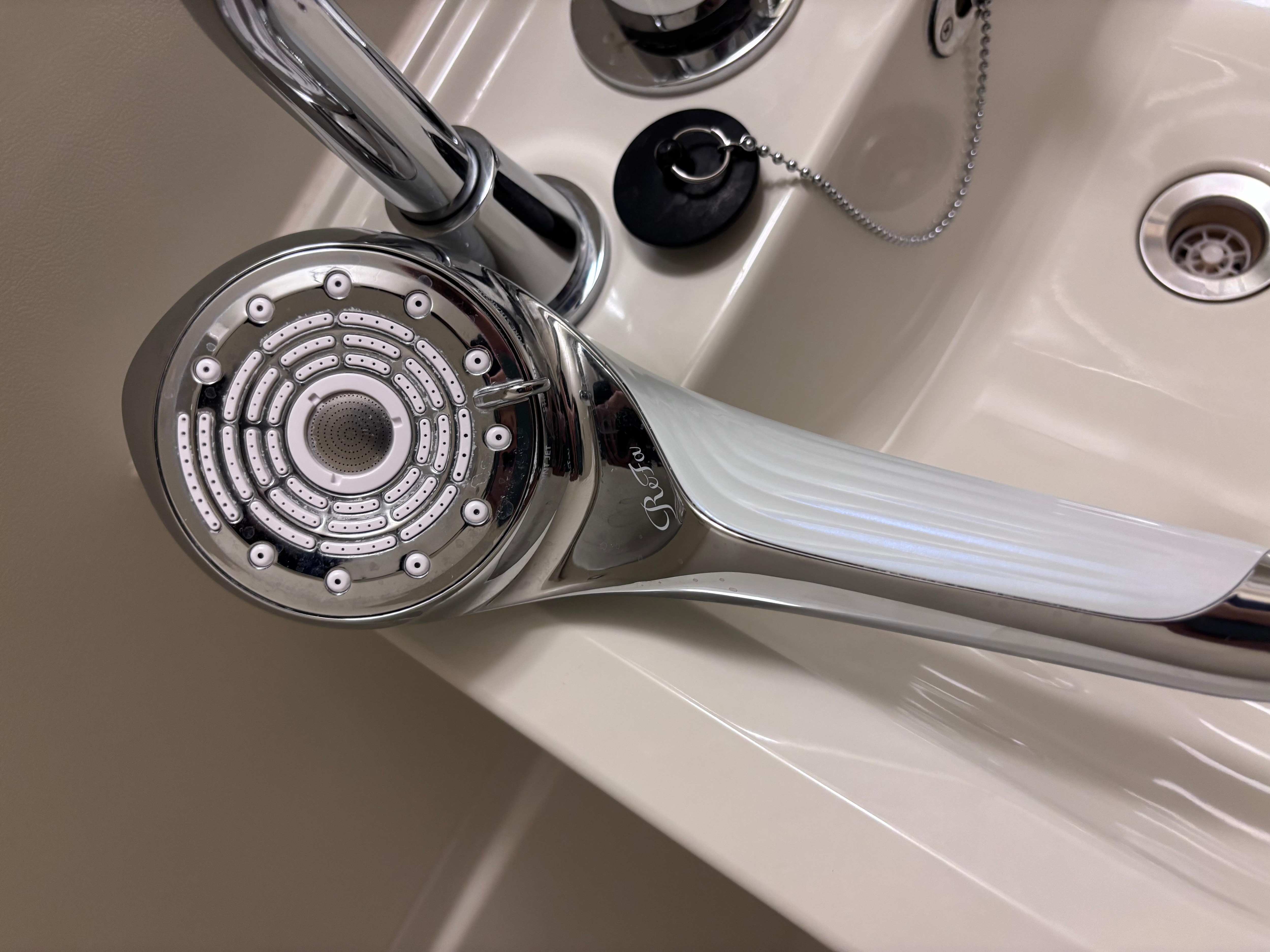 リファのシャワー。後でいろんな機能があることを知った。ちゃんと説明読めばよかった。