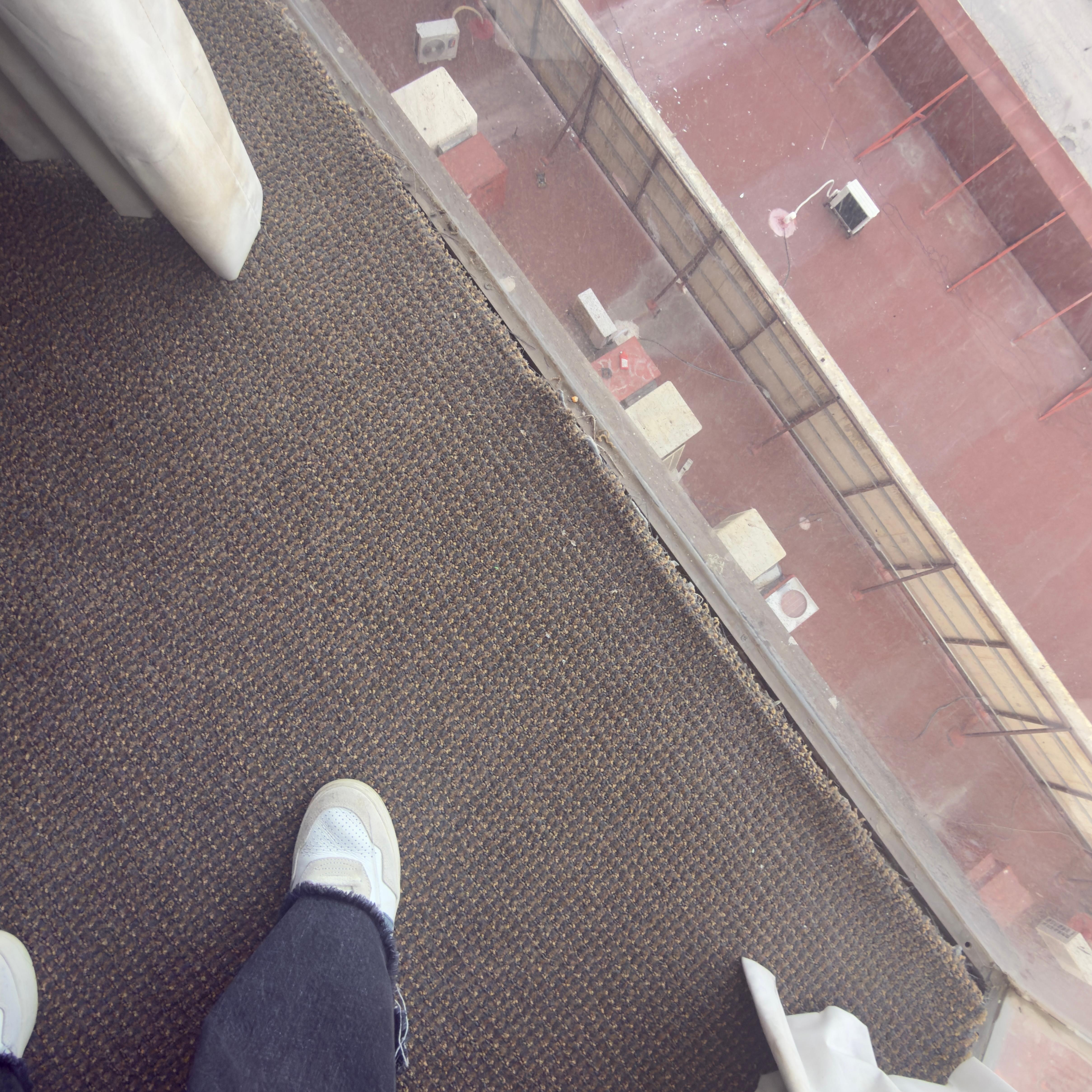 Alfombras viejas sucias y en malas condiciones 