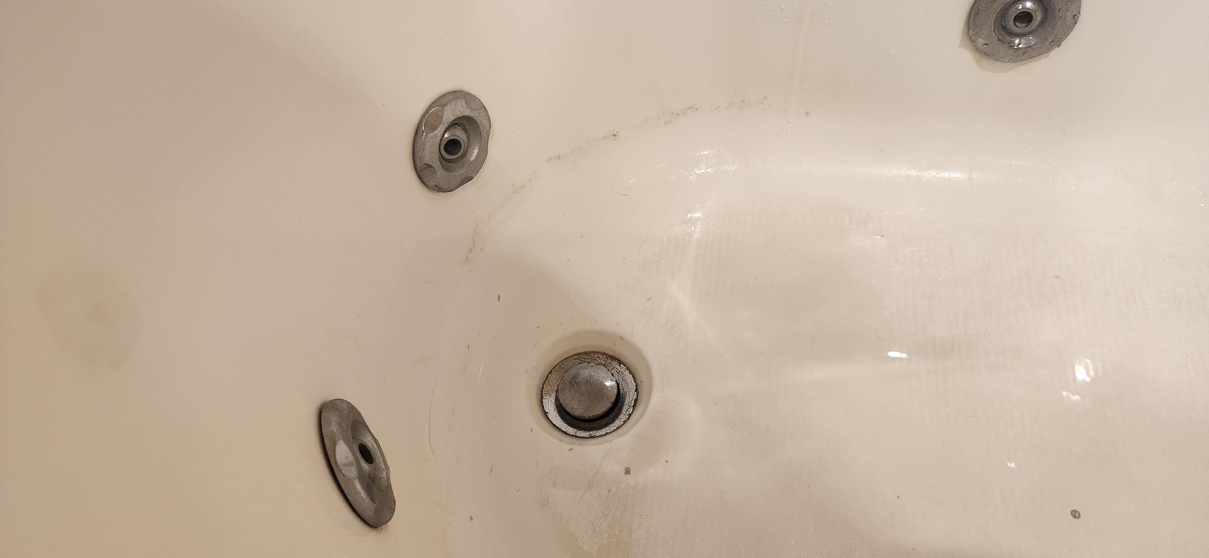 Pictures of a dirty bathtub I discovered when I checked in, that the stuff didn't want to acknowledge