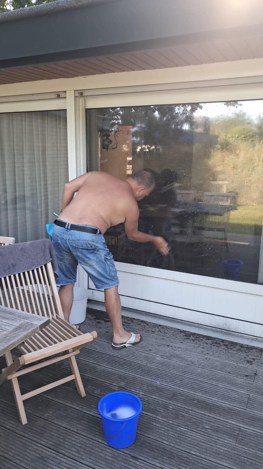 Zelf maar even de ramen schoongemaakt voor een helder zicht.