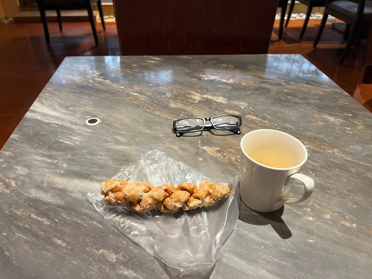 快適なラウンジ。コーヒー一杯をゆったり楽しむ