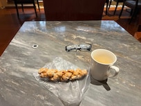 快適なラウンジ。コーヒー一杯をゆったり楽しむ