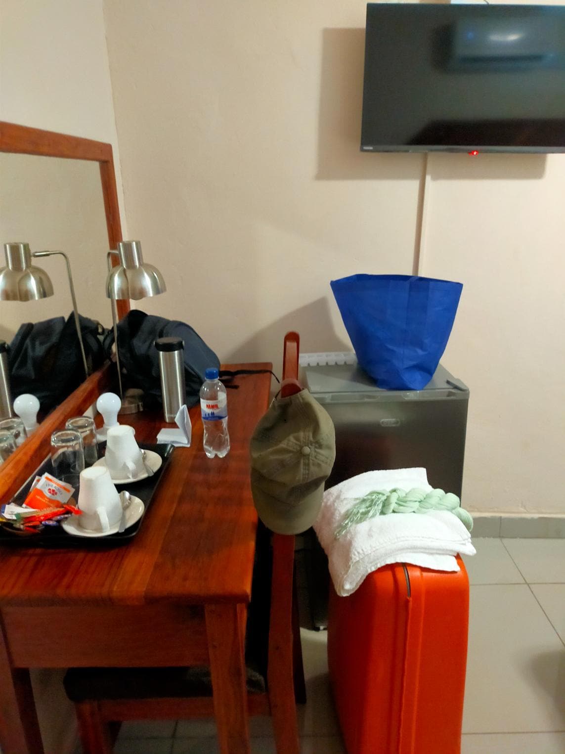 ESCRITORIO, NEVERA Y TV