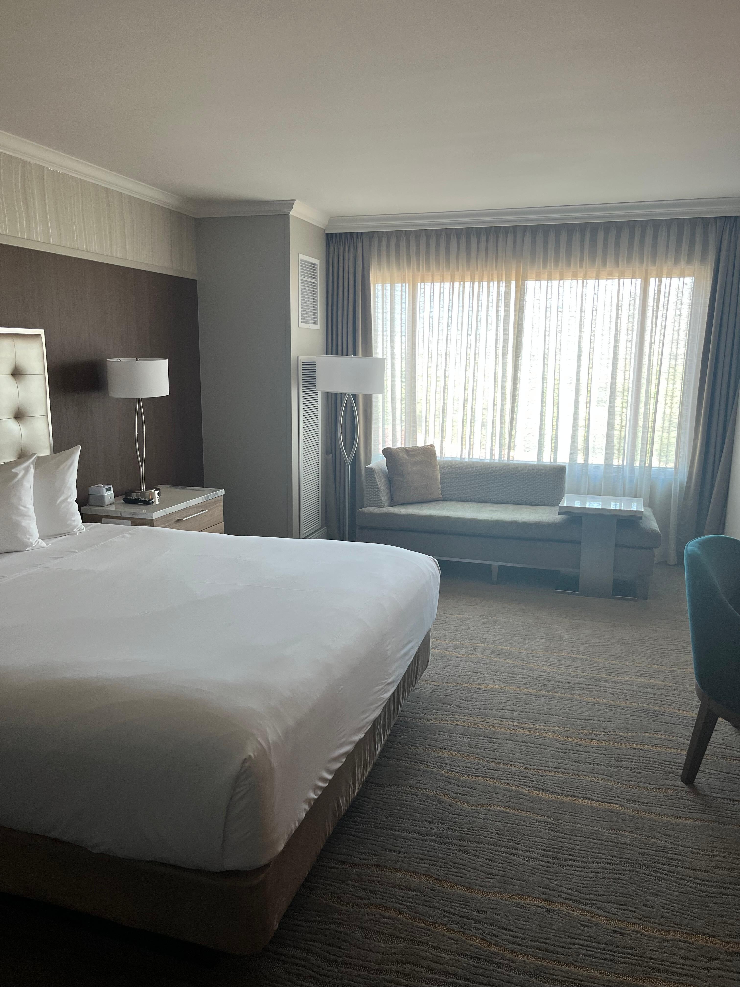 King room, pool view 