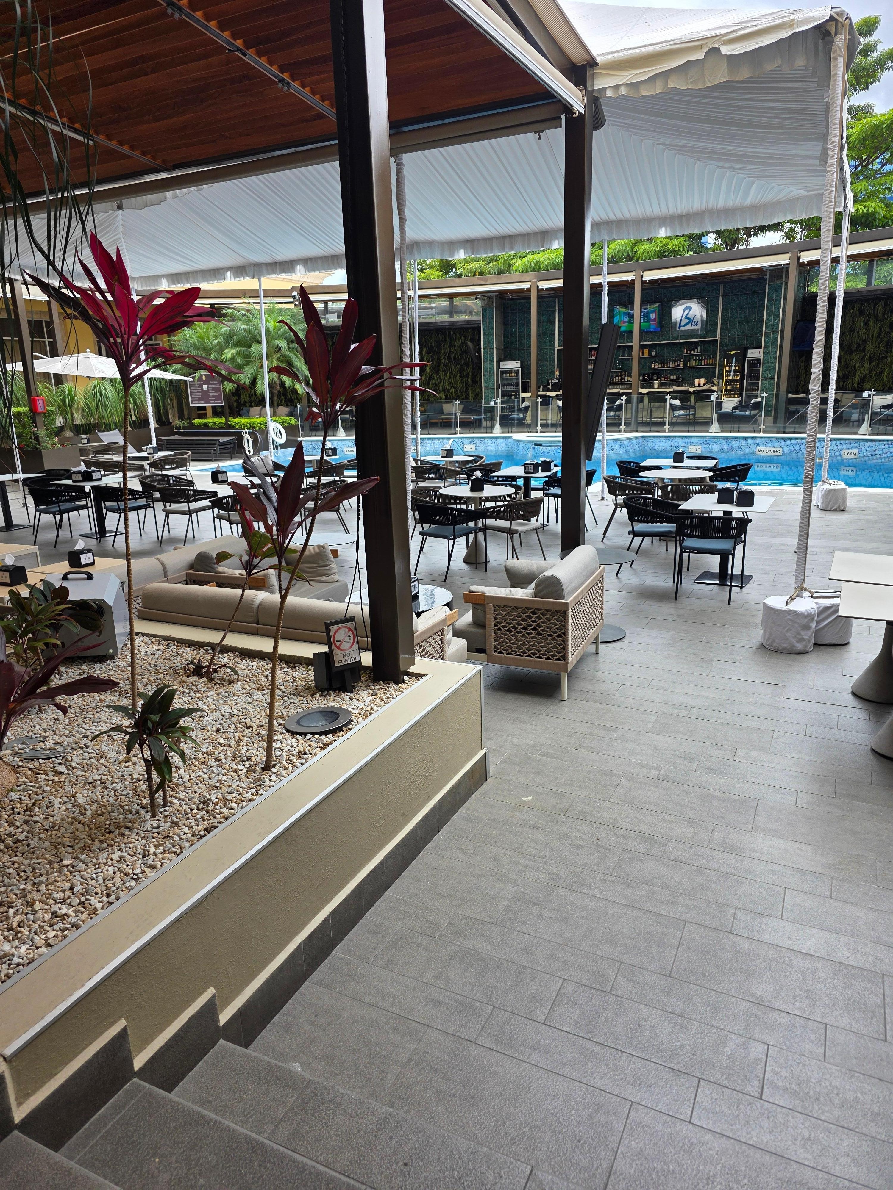 Pool/dining area
