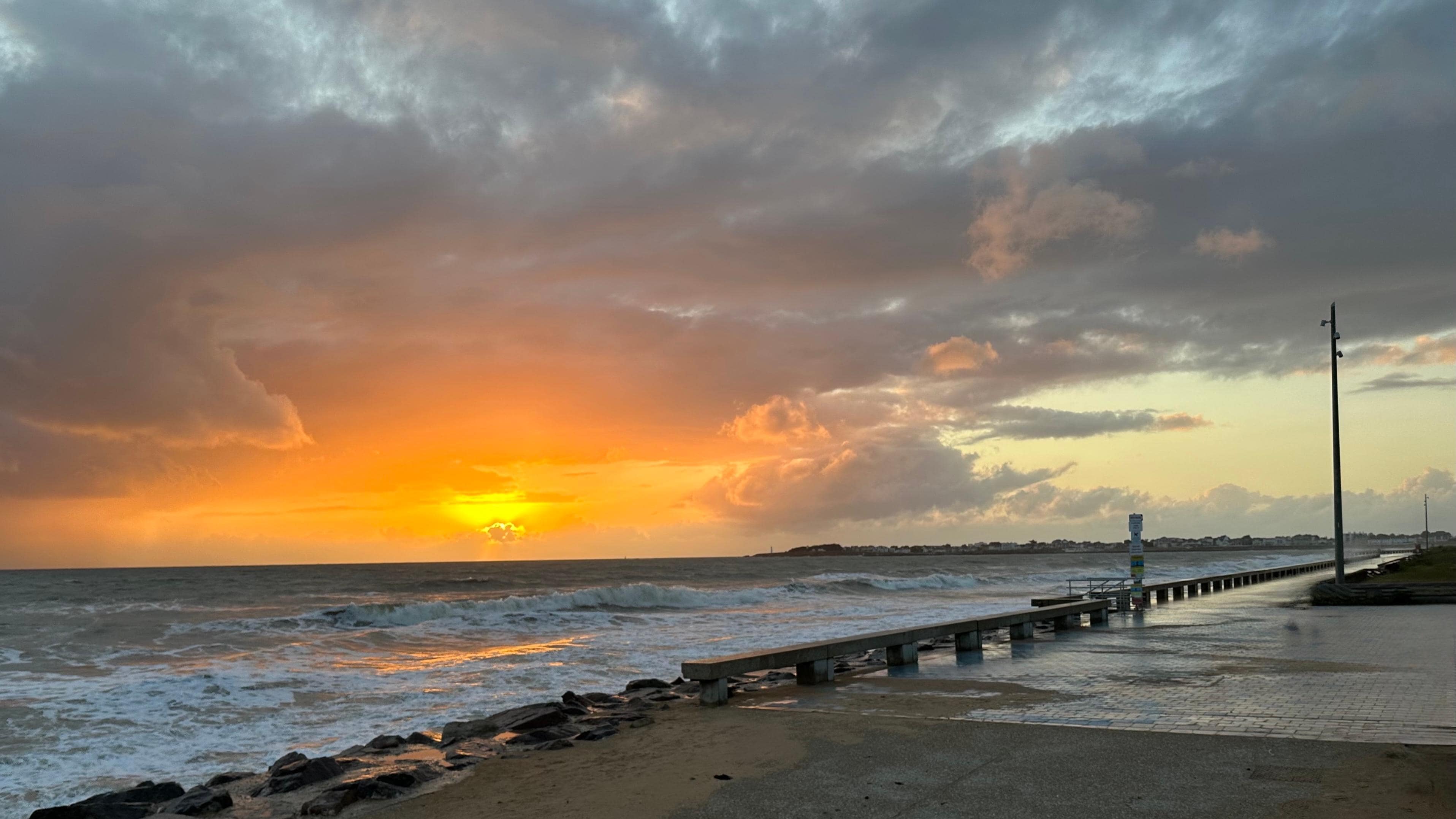 La grande plage avec le coucher de soleil 