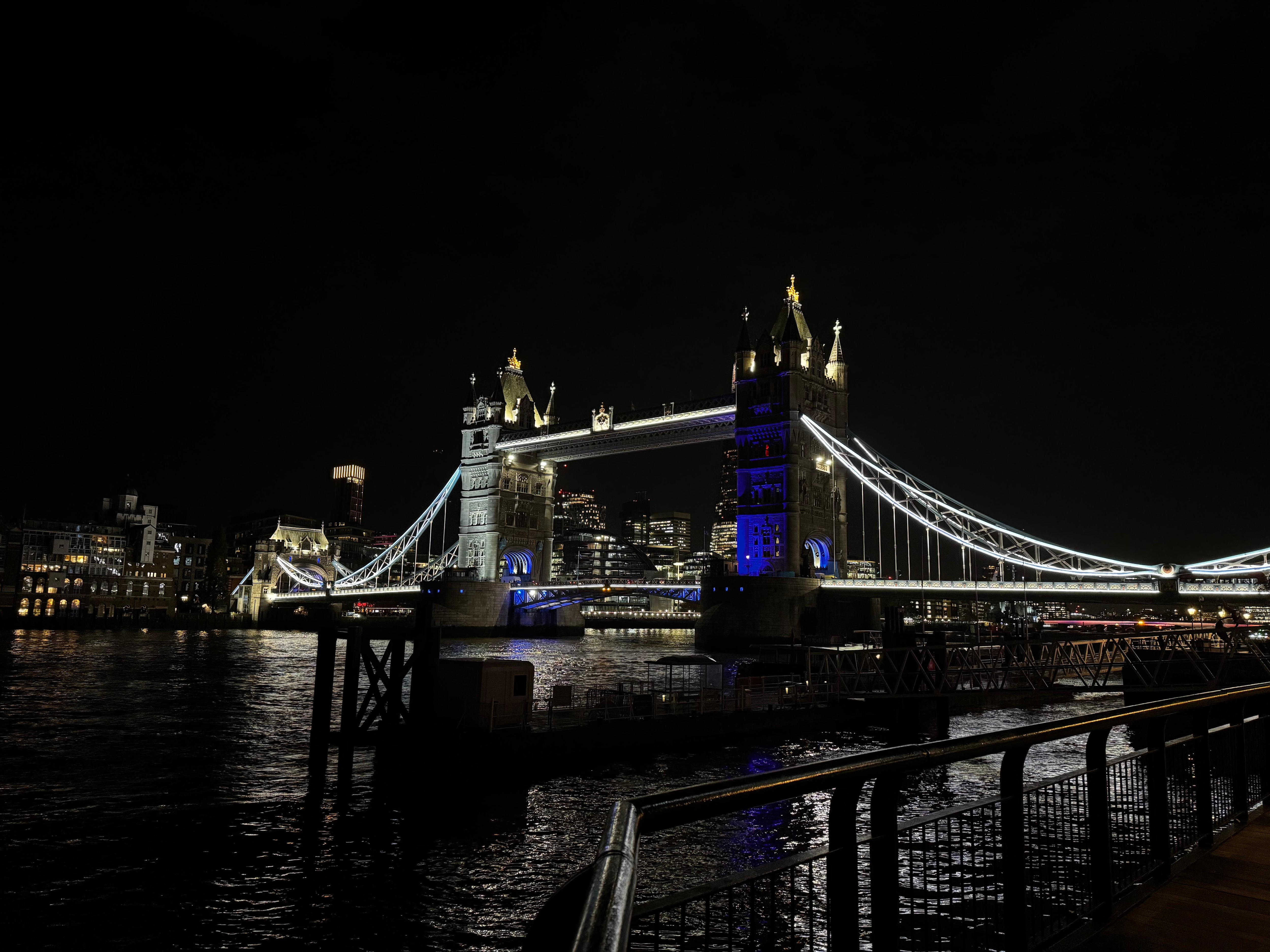 Tower Bridge på kvällen