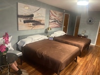 2 queen beds