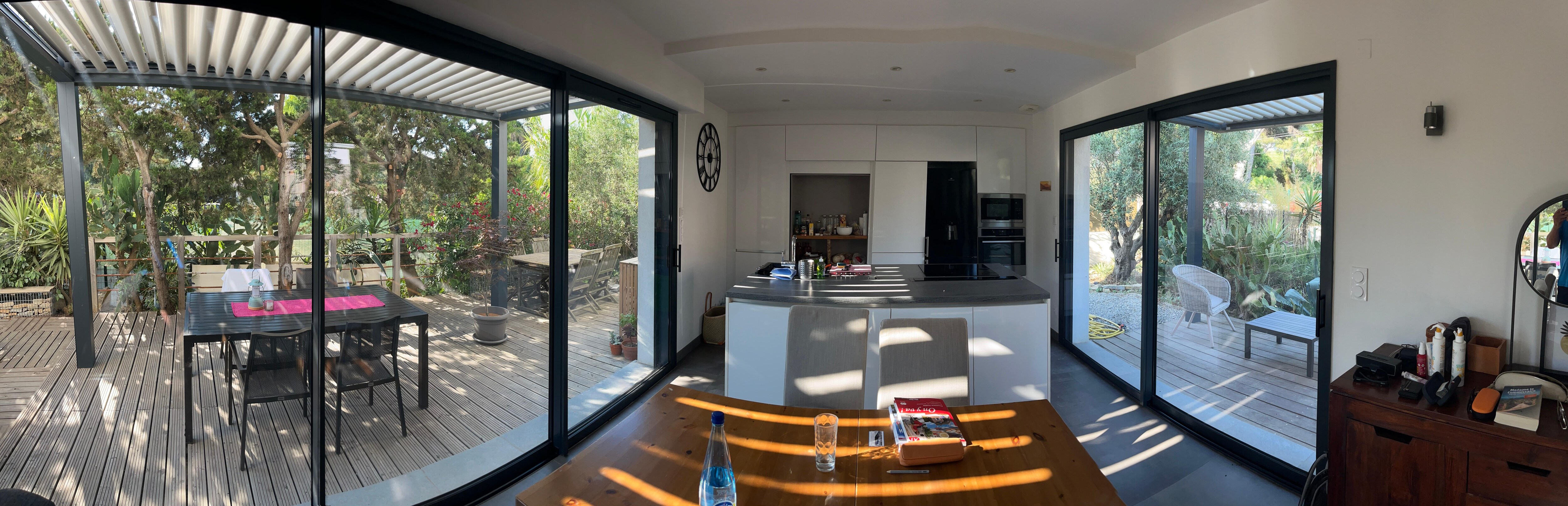 Wohnesszimmer mit beiden Terrassen