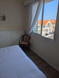 Basic, 90s decor room overlooking carpark