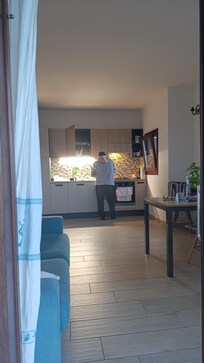 Blick von der Terrasse in den Hauptraum (Küche, Wohn- /Esszimmer