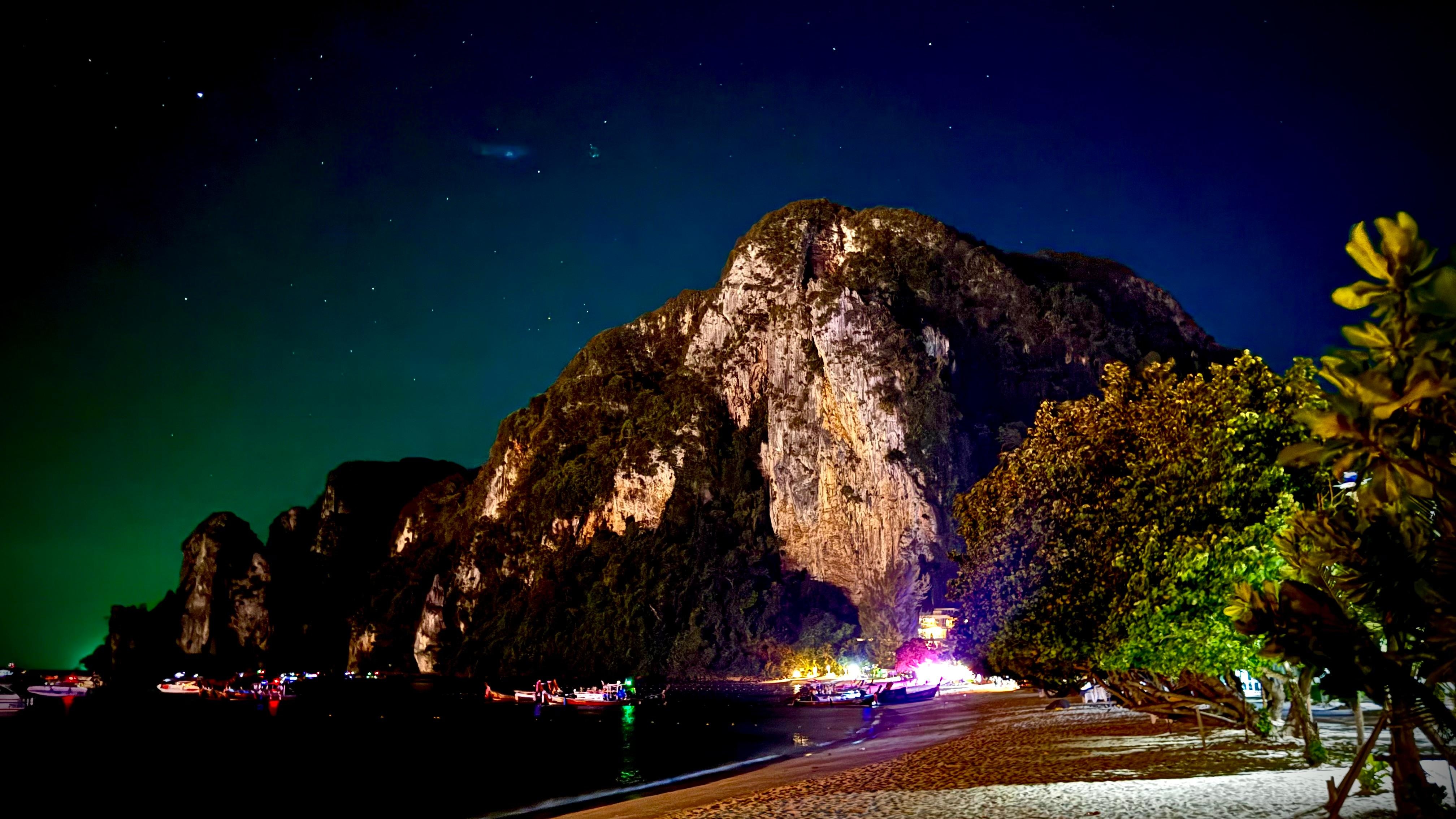 Hotellet nedanför berget nattetid