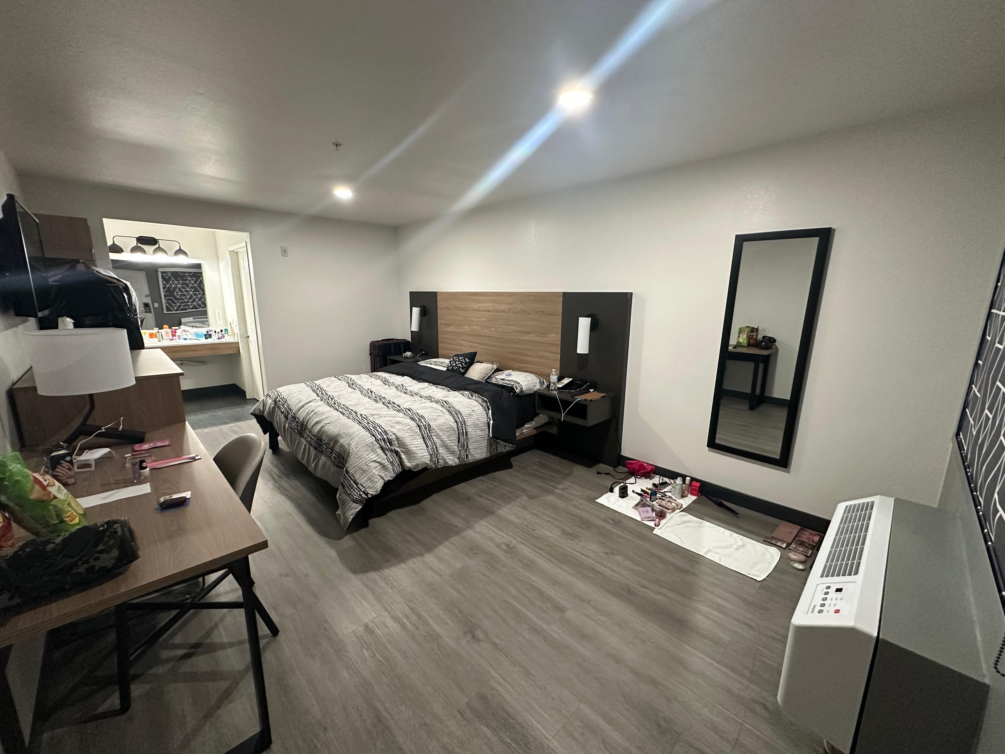 We always bring our own blankets 🙈 but honestly the hotel ones were super clean too 🤍 The hotel ones are white that one is ours 🥰