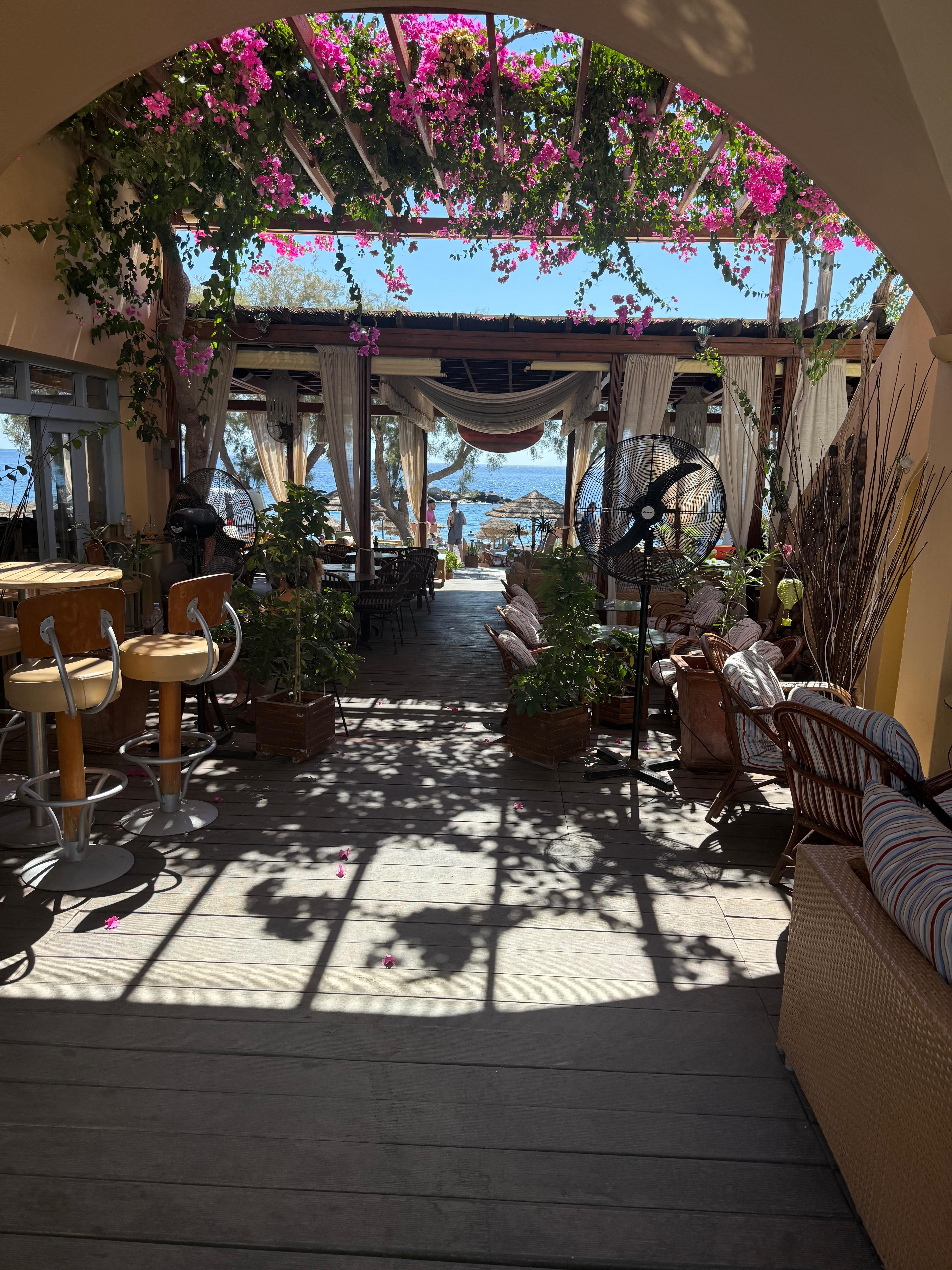 Fra poolen går man gennem restauranten og så er man på stranden