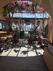 Fra poolen går man gennem restauranten og så er man på stranden