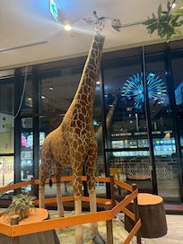 とても大きなキリンのオブジェと観覧車のライトアップで旅行気分が味わえます!